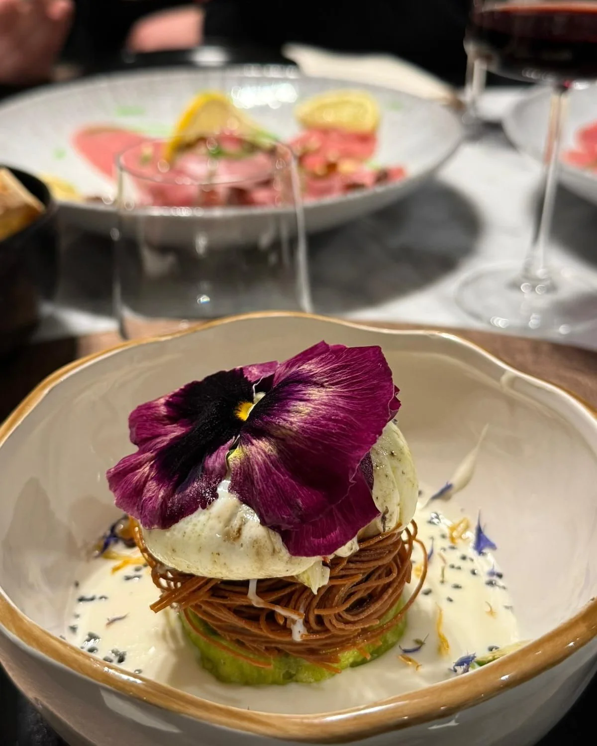 Nido di pasta con fiore